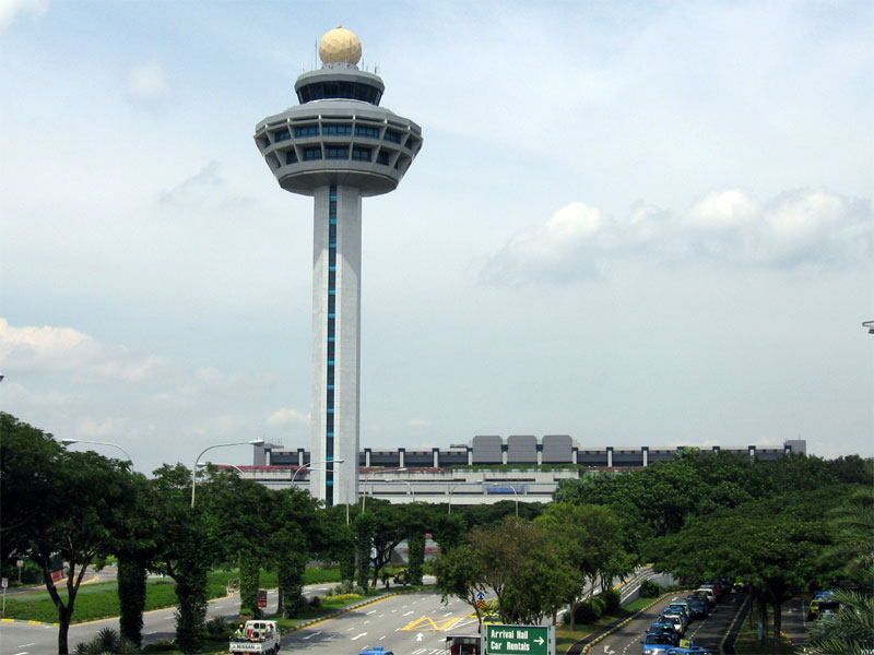 Диспетчерская башня аэропорта Чанги - самый узнаваемый внешний ориентир