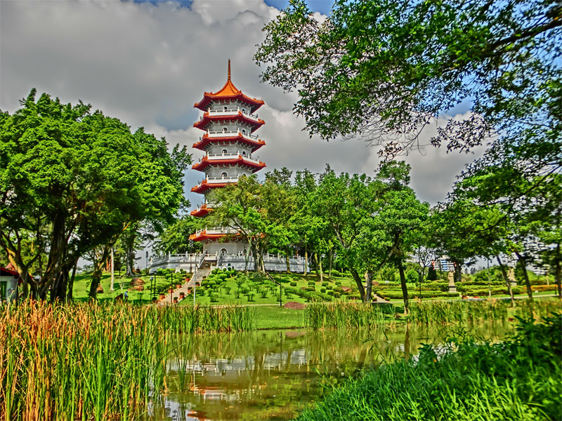 Китайский сад - это кусочек древнего Китая посреди современного Сингапура