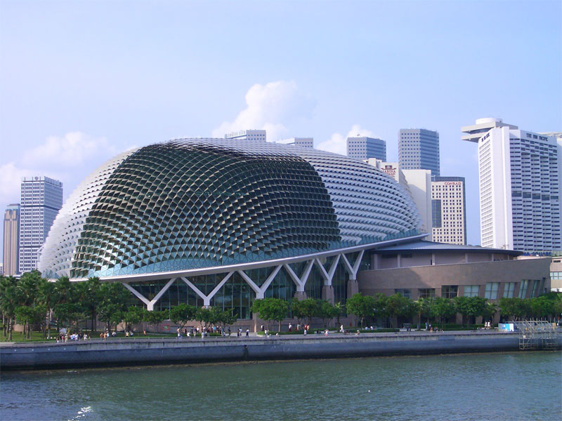 За внешнее сходство с экзотическим фруктом сингапурцы прозвали здание театра Дурианом