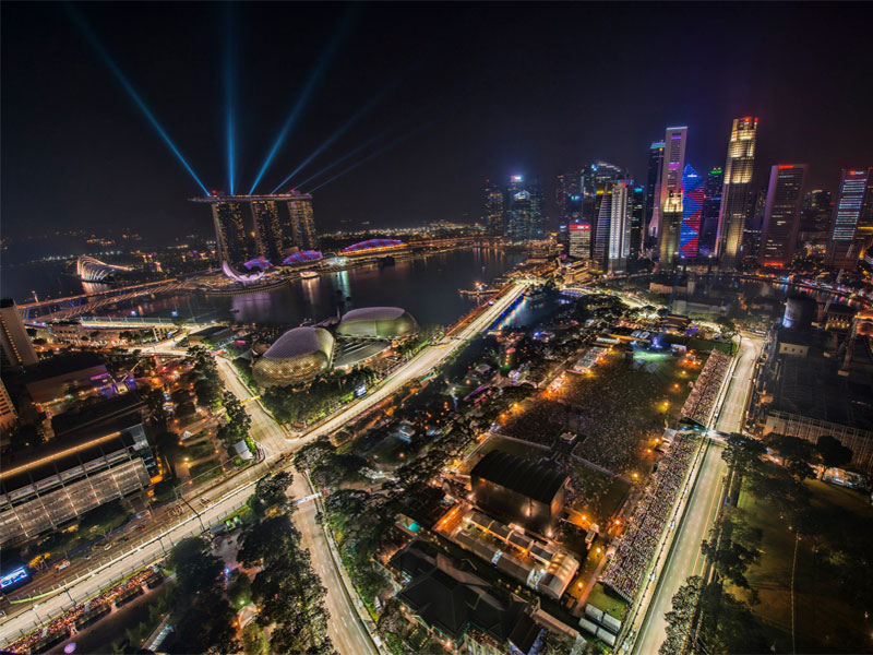 Гонка Формулы-1 в Сингапуре проходит при искусственном освещении