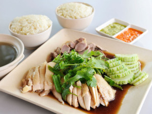 Хайнаньский рис с курицей (Hainanese Chicken Rice)