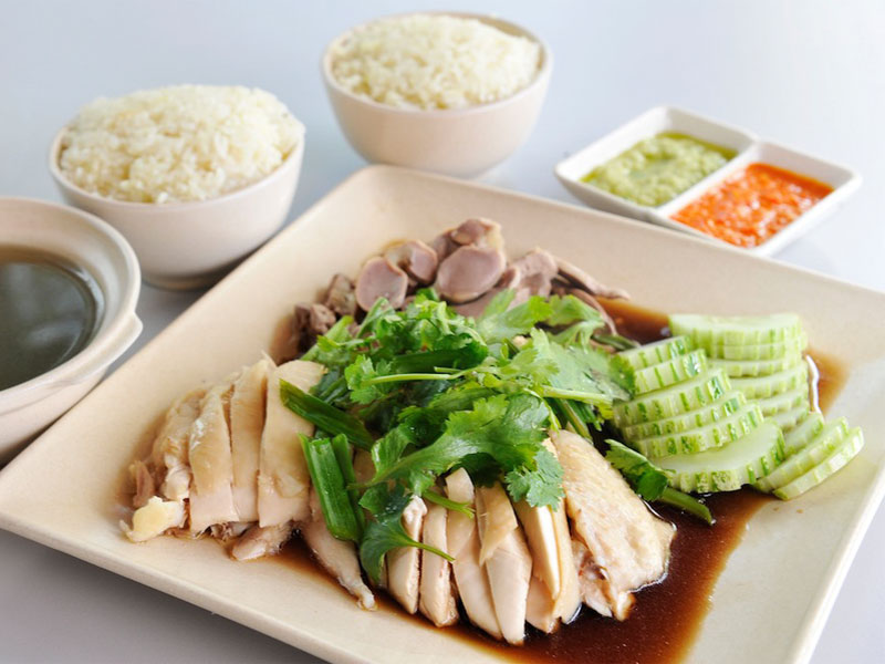 Рис с курицей по-хайнаньски считается в Сингапуре национальным блюдом