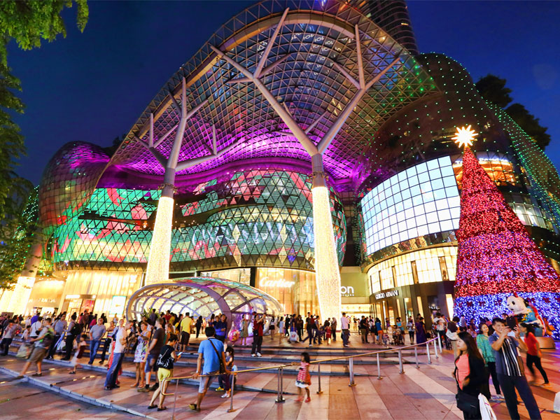 Orchard Road - это 2-километровая улица из огромных торговых центров, бутиков, ресторанов и отелей