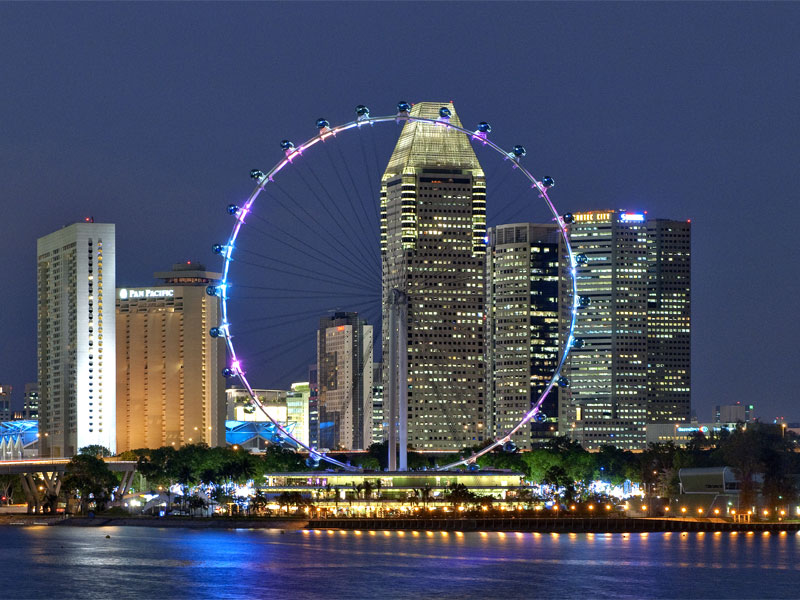 В ночное время колесо обозрения в Сингапуре подсвечивается разноцветными огнями