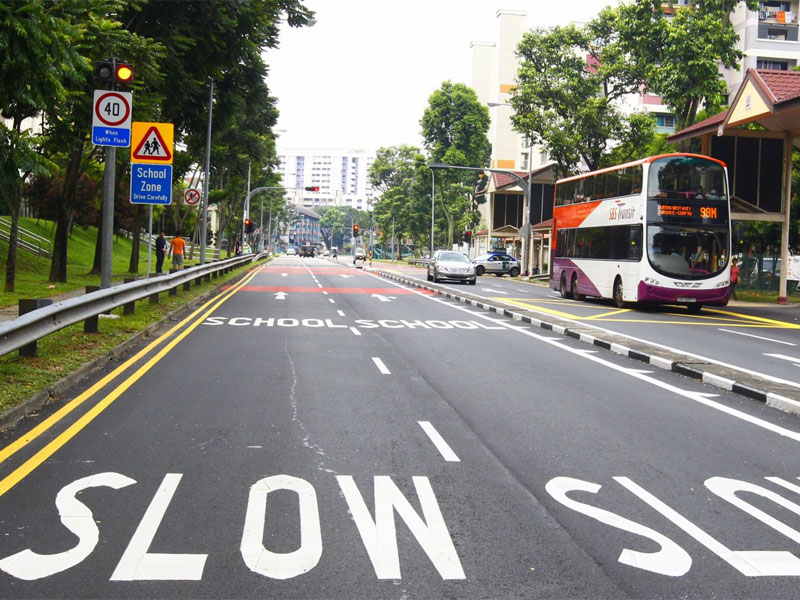 На дорогах Сингапура водитель заметит стандартные знаки и разметку
