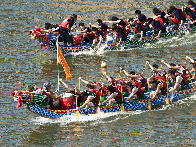 Главное событие праздника - гребная гонка на лодках с головой дракона