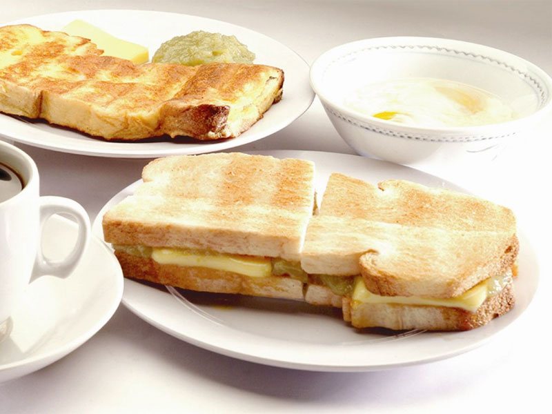 Обжаренные тосты с вареньем кая - излюбленная еда для многих сингапурцев