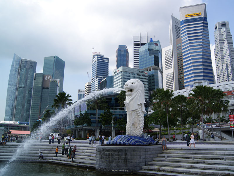 Мифическое существо с телом рыбы и головой льва - главный символ Сингапура