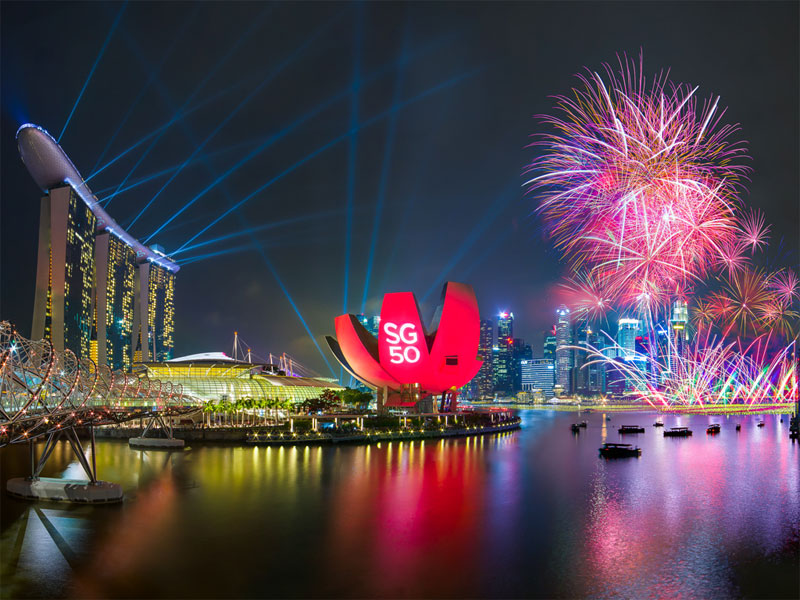 Встреча Нового года в Сингапуре отличается грандиозными фейерверком и лазерным шоу