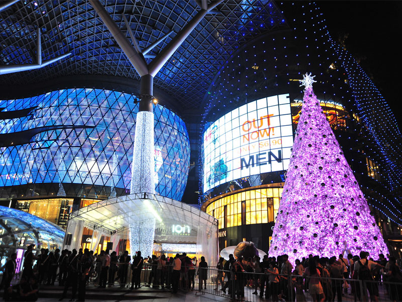 В преддверии Рождества торговые центры украшаются рождественскими огнями и елками