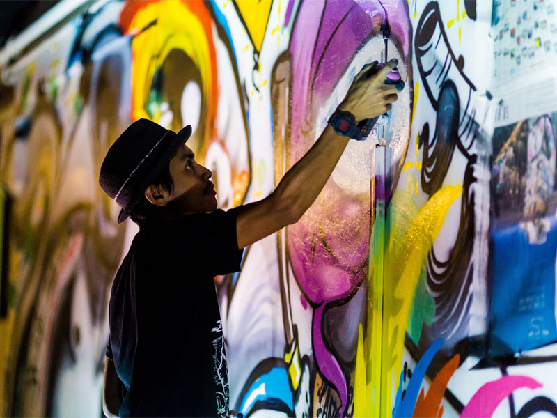 Сингапурская неделя искусств раскрашивает весь город яркими красками