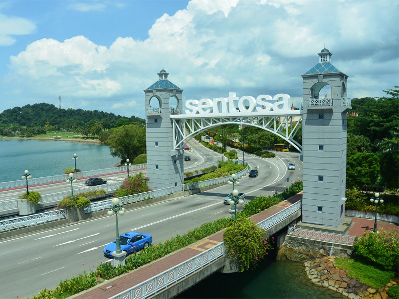 Остров Сентоза соединен с остальным Сингапуром мостом с автомобильной дорогой