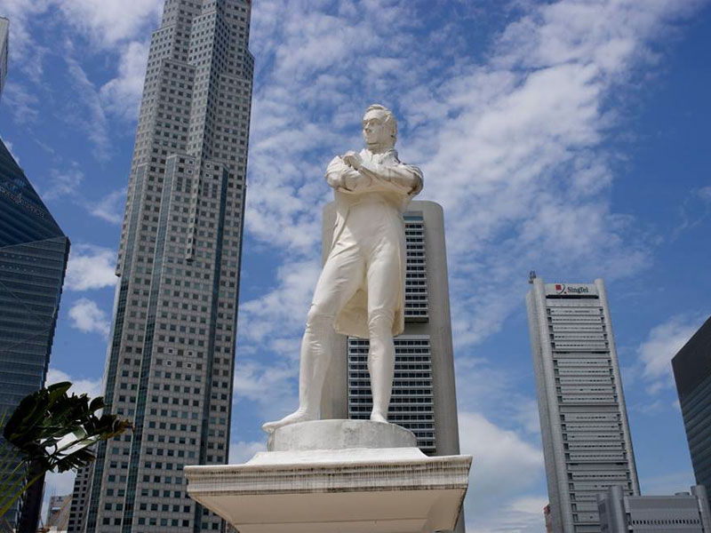 Памятник изображает сэра Стэмфорда Раффлза задумчиво смотрящим в сторону моря