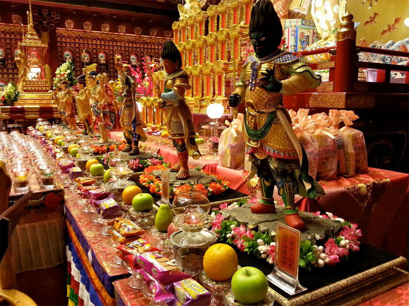 Во время праздника Весак верующие приносят в буддистские храмы различные угощения