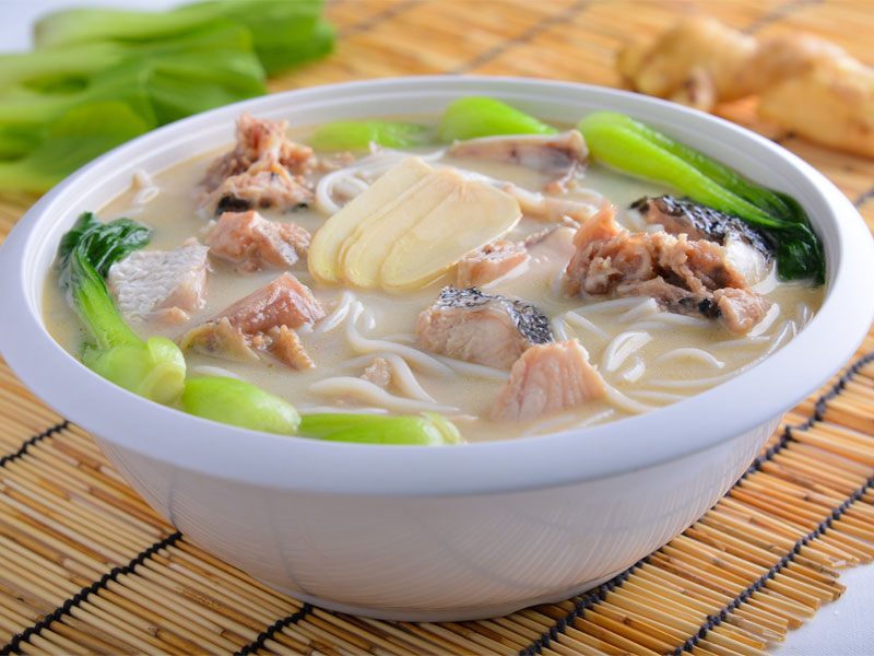 Основные ингредиенты супа би хун - это лапша и рыба